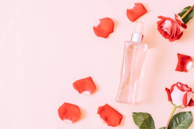 parfüm şişesi ile rose petal arka plan üzerinde