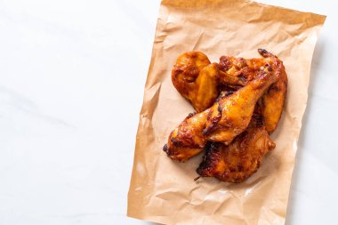 Masada ızgara ve ızgara tavuk.