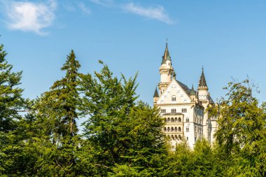 Neuschwanstein Şatosu Almanya'da Bavyera Alpleri, mavi gökyüzü ile güzel mimari