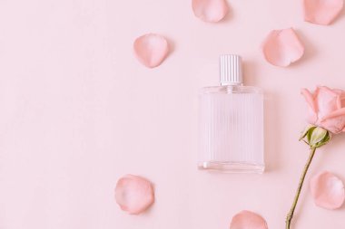 parfüm şişesi ile rose petal arka plan üzerinde