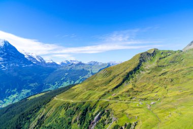 Güzel Alps dağ Grindelwald, İsviçre mavi gökyüzü ile