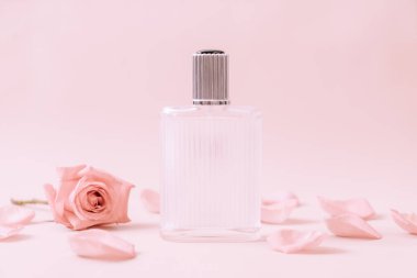 parfüm şişesi ile rose petal arka plan üzerinde