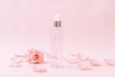 parfüm şişesi ile rose petal arka plan üzerinde