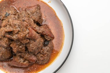 Beyaz arka plan üzerinde izole ot ile domuz eti güveç