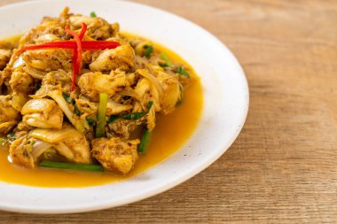 Fried yengeç ile toz köri - Tayland mutfağı