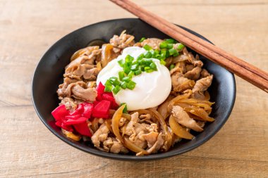 Yumurtalı domuz pirinci kasesi (Donburi) - Japon yemeği tarzı.
