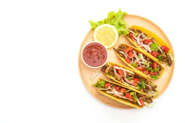 et ve beyaz arka plan üzerinde - Meksika yemeği stil izole sebze ile tacos