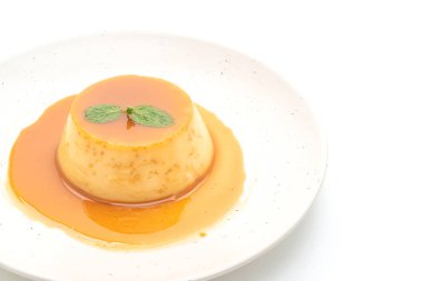 Ev yapımı karamel kremalı puding beyaz arka plan üzerinde izole