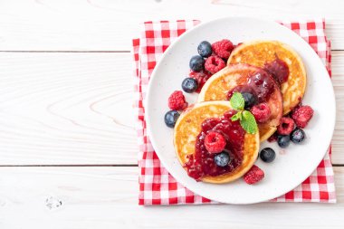 Taze ahududu ve yabanmersinli gözleme.