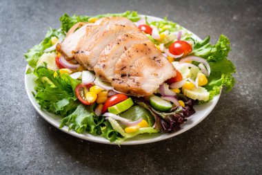 Tavuk göğsü - sağlıklı gıda tarzı ile sağlıklı salata kasesi