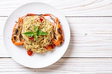 ızgara karides ve domates - İtalyan Füzyon gıda tarzı ile tavada kızartılmış spagetti