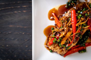 baharatlı tavada kızartılmış ve bitki ile Gruplayıcı balık fileto - Tay gıda tarzı