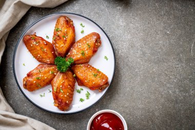 Beyaz susamlı ızgara tavuk kanadı.