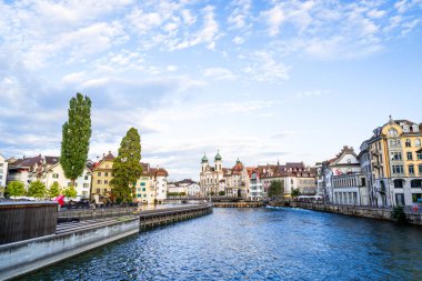 Tarihi kent merkezi, Lucerne (Luzern) İsviçre'deki ünlü Şapel Köprüsü ile.