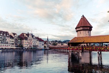Luzern, İsviçre - 28 Ağustos 2018: Görünüm Luzern city, nehir Reuss eski bina, Luzern, İsviçre, Europe ile.