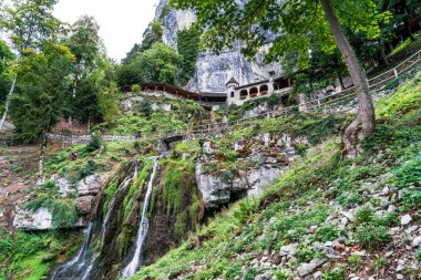 St. Beatus mağara ve şelaleler Thunersee, Sundlauenen İsviçre yukarıda.