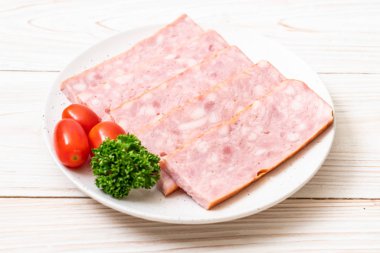 dilimlenmiş taze çiğ pastırma Barbekü