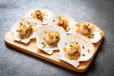 Kızarmış deniz tarağı, tereyağı ve sarımsak.