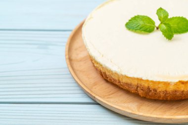 Ahşap zemin üzerine nane ile ev yapımı cheesecake
