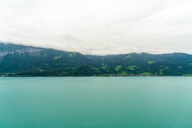 Thun Gölü ile İsviçre bulutlu