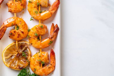 Limon - deniz ürünleri tarzı ile ızgara kaplan karides şiş