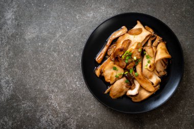 İstiridye soslu kızarmış kral istiridye mantarı. Sağlıklı, vejetaryen ya da vejetaryen yemek tarzı.