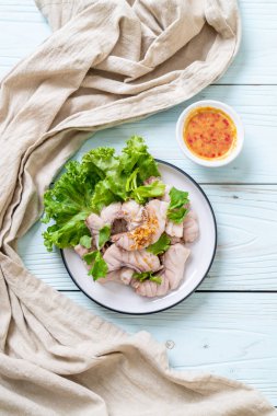 Soslu ve sebzeli haşlanmış balık sosu.