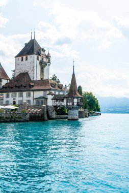 Thun Gölü arka planda İsviçre ile Oberhofen kalesinde güzel mimari