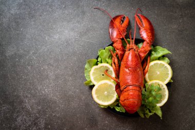 taze Haşlanmış istakoz sebze ve limon ile