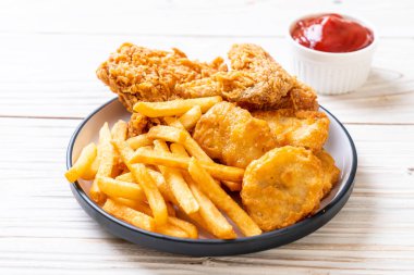 Kızarmış tavuk, patates kızartması ve nugget yemeği. Abur cubur ve sağlıksız yemek.