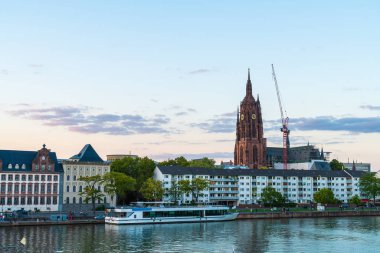 Frankfurt am Main manzarası twilight saat sırasında.