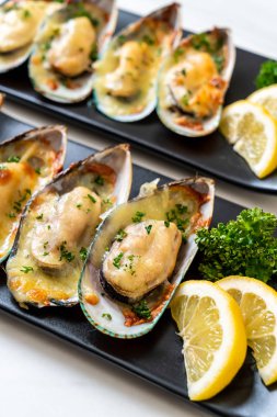 Peynirli taze midye.