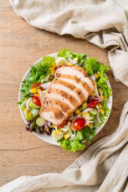 Tavuk göğsü - sağlıklı gıda tarzı ile sağlıklı salata kasesi