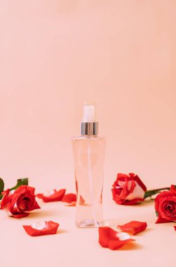 parfüm şişesi ile rose petal arka plan üzerinde