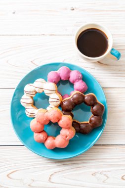 ahşap arka plan üzerinde siyah kahve ile çörek