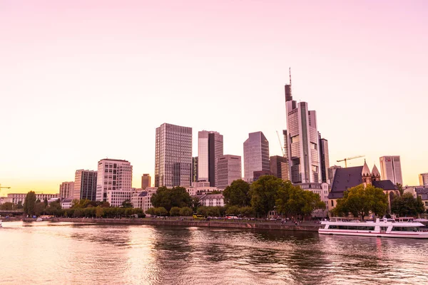 Panoramę Frankfurtu Nad Menem Podczas Twilight Hour — Zdjęcie stockowe