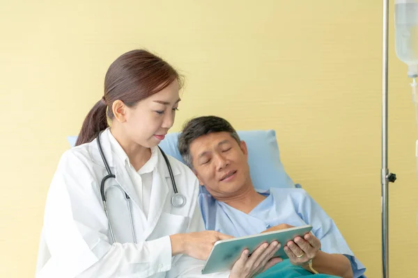 Asijské Žena Lékař Sedí Nemocniční Posteli Diskutovat Pacientem Senior Selektivní — Stock fotografie