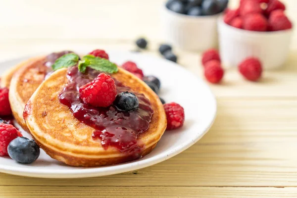 Crêpe Soufflée Aux Framboises Bleuets Frais — Photo