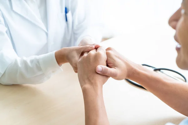 Mão Médica Feminina Segurando Seu Paciente Sênior Ponto Foco Seletivo — Fotografia de Stock