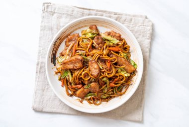 tavada kızartılmış yakisoba noodle pork - Asya gıda tarzı ile