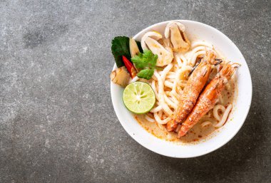 Baharatlı karides udon ramen noodle (Tom Yum Goong) - Japon füzyon gıda tarzı
