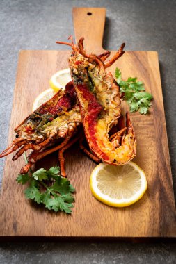 Limonlu ızgara ıstakoz biftek.