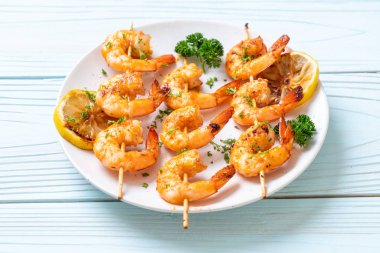 Limon - deniz ürünleri tarzı ile ızgara kaplan karides şiş