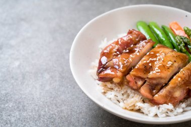 Teriyaki tavuk pilav kasesi - Asya gıda tarzı