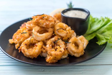 Kızarmış squids ve ahtapot (kalamar) soslu - sağlıksız gıdalar