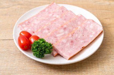 dilimlenmiş taze çiğ pastırma Barbekü