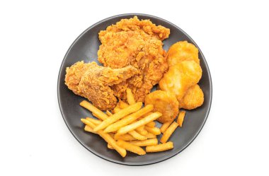 Beyaz arka plan üzerinde izole kızarmış tavuk patates kızartması ve nuggets yemek (abur cubur ve sağlıksız yiyecek)
