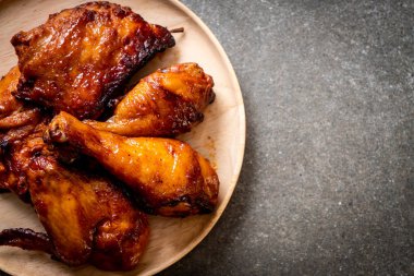 Masada ızgara ve ızgara tavuk.