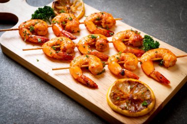 Limon - deniz ürünleri tarzı ile ızgara kaplan karides şiş