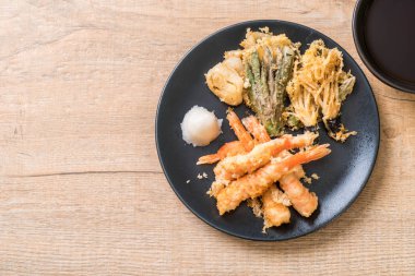 karides tempura (hırpalanmış kızarmış karides) sebze - Japon gıda tarzı